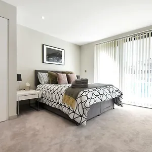 Apartment Esquire Ealing London